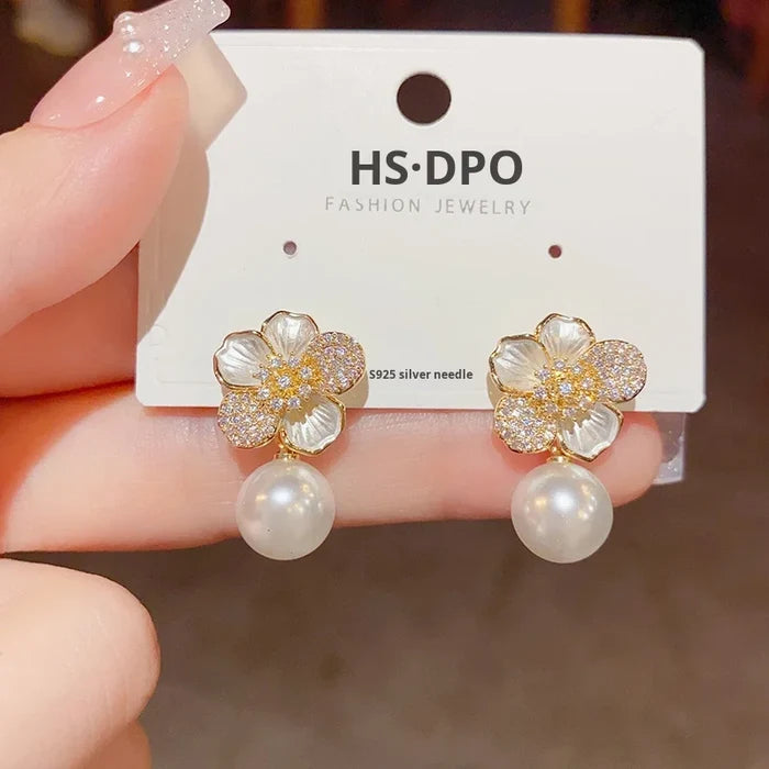 Exquisite Pearl Flower Pendant Earrings
