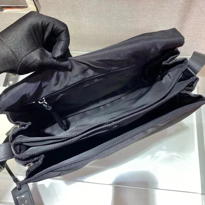 Fashionable Men's Single-shoulder Bag, Lightweight and Large-capacity